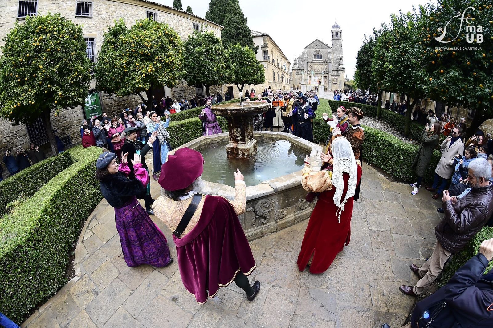 Pasacalles de época renacentista en la Plaza Vázquez de Molina de Úbeda durante el festival.