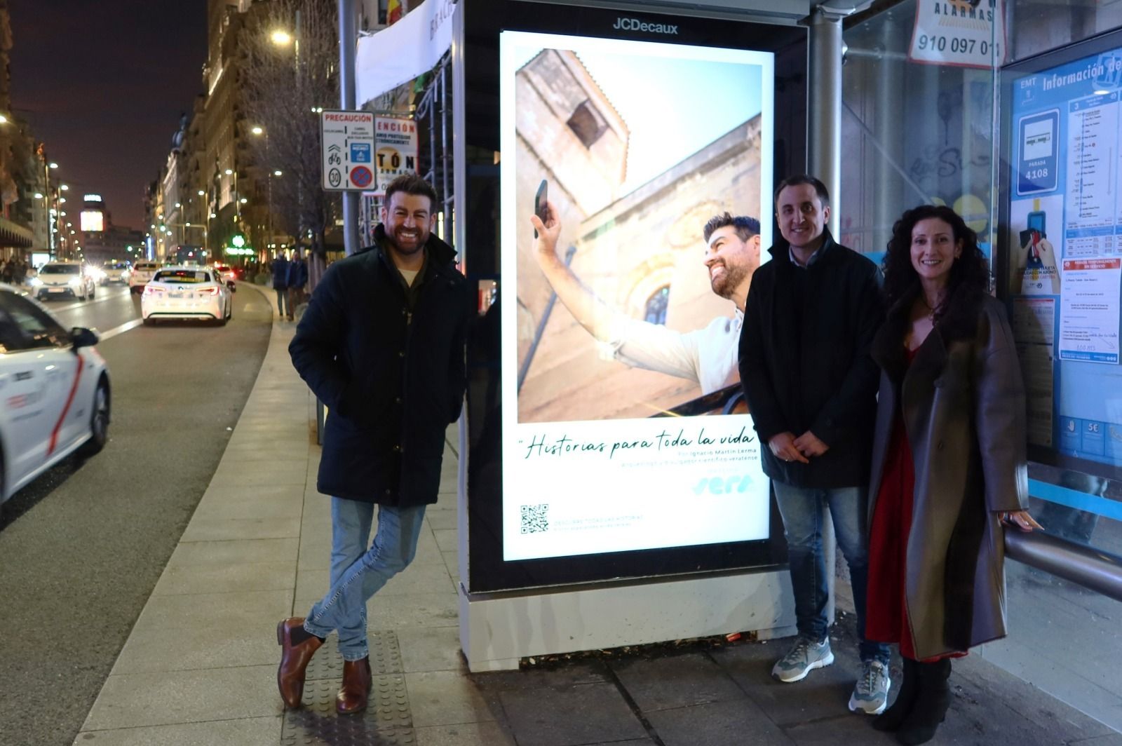 Alcalde y ediles veratenses junto a uno de los mupis de Vera instalados en la Gran Vía.