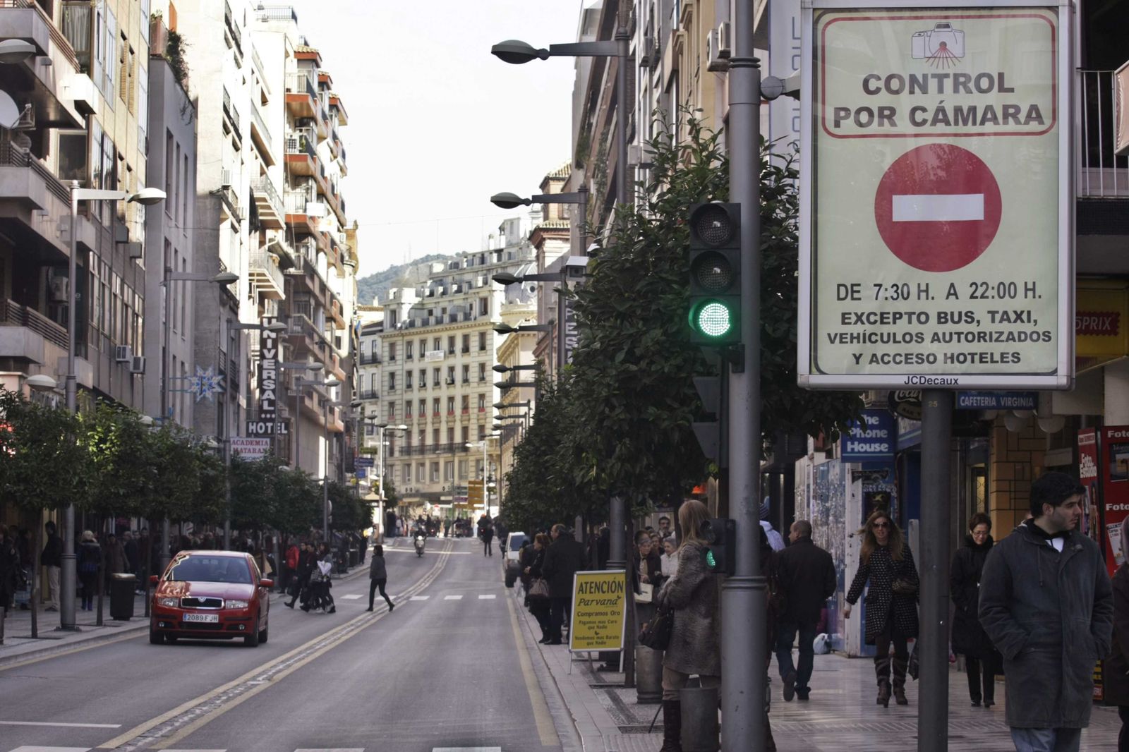 Imagen de uno de los accesos al centro de Granada controlados con cámaras