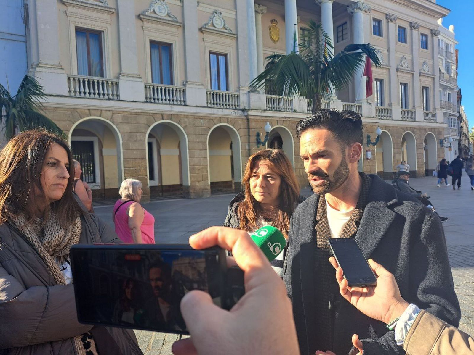 Los concejales de Adelante Izquierda Gaditana, ante el Ayuntamiento de Cádiz.