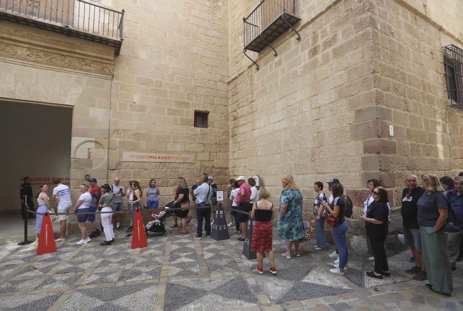 Nadie debería toparse con una sorpresa desagradable en la cola del Museo Picasso.