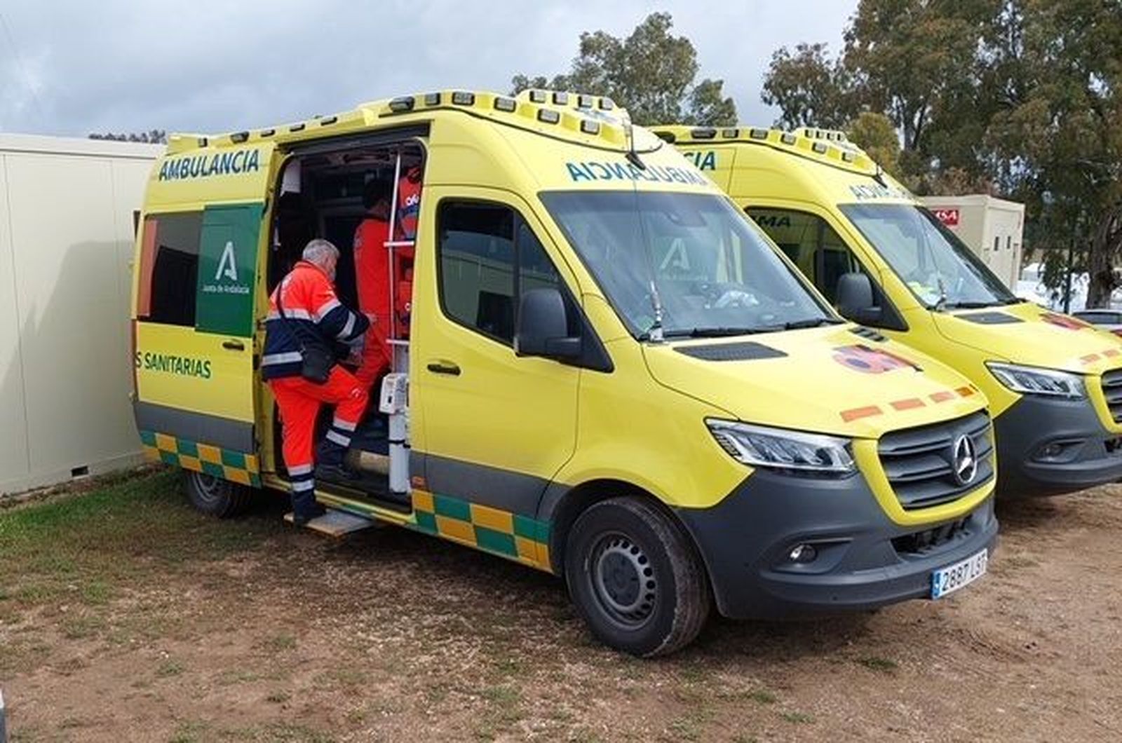 Dos ambulancias del 061.
