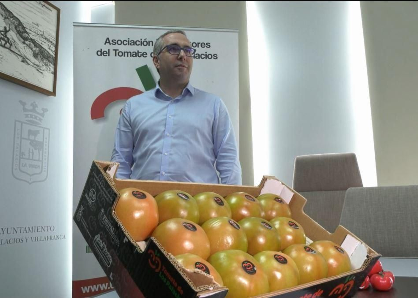 El alcalde de los Palacios con las cajas de tomate que enviará a Segòlène Royal.