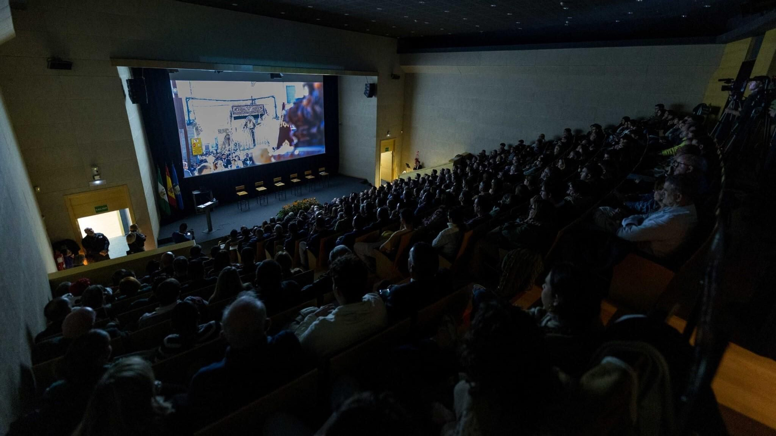 Proyección de un fragmento de la película de la Magna Mariana en el centro de congresos.