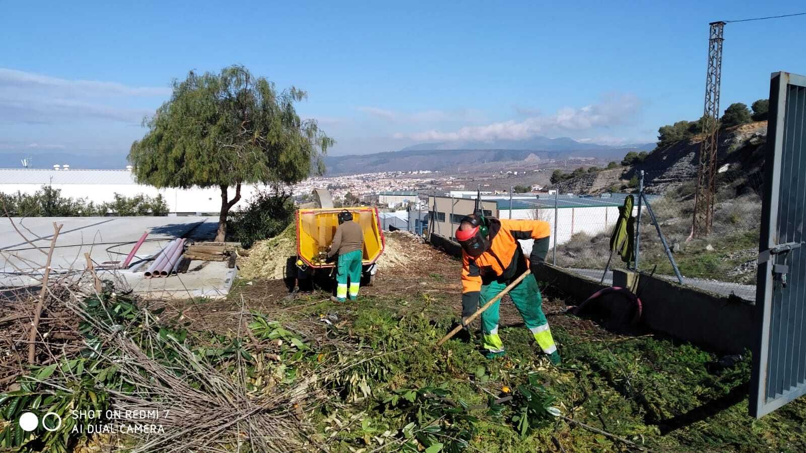 Trabajadores de Monachil realizando el compostaje