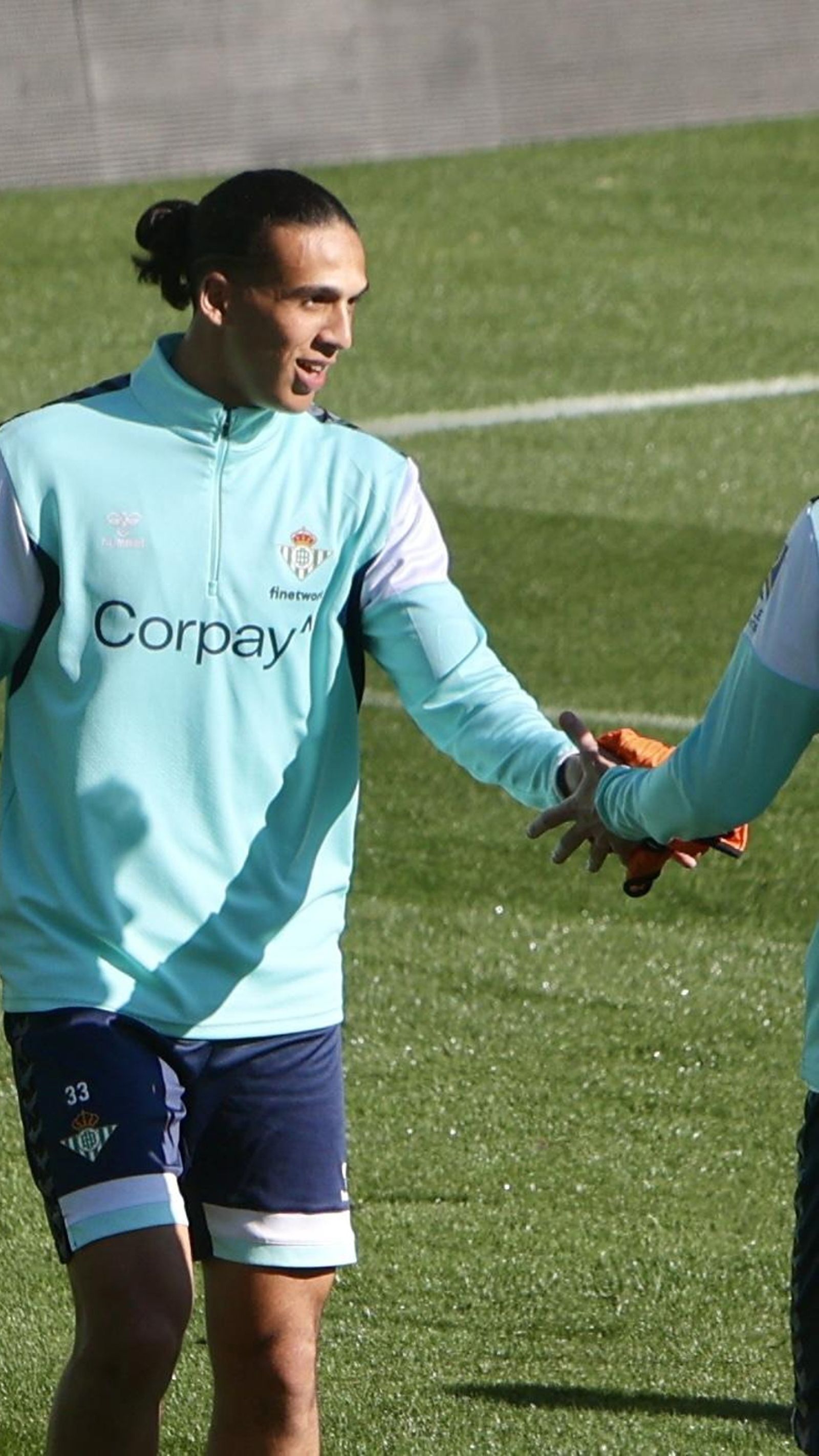 Yanis se ejercita junto al primer equipo del Betis.