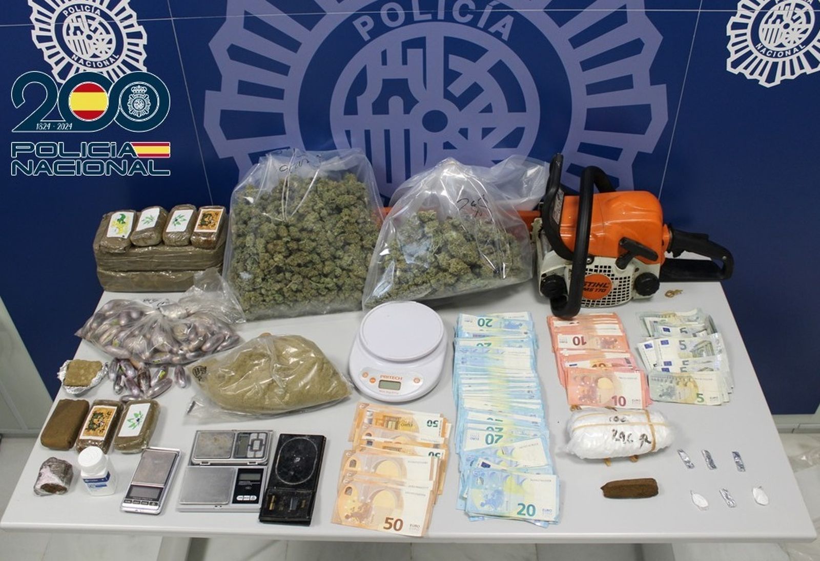 Imagen de los efectos intervenidos en el narcopiso de Granada