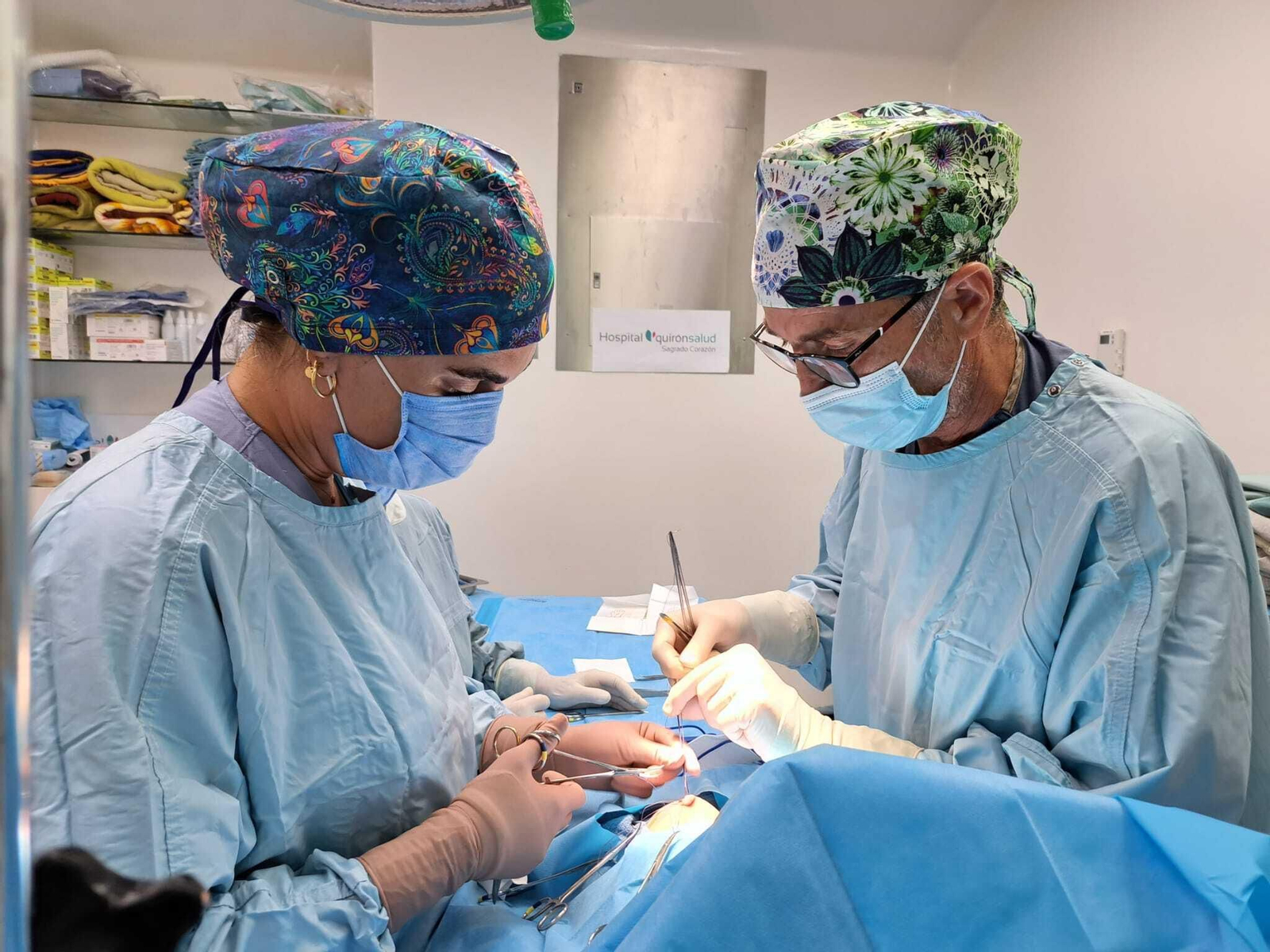 El doctor Miguel Ángel Fernández Hurtado en una cirugía a un niño en Antigua, Guatemala.