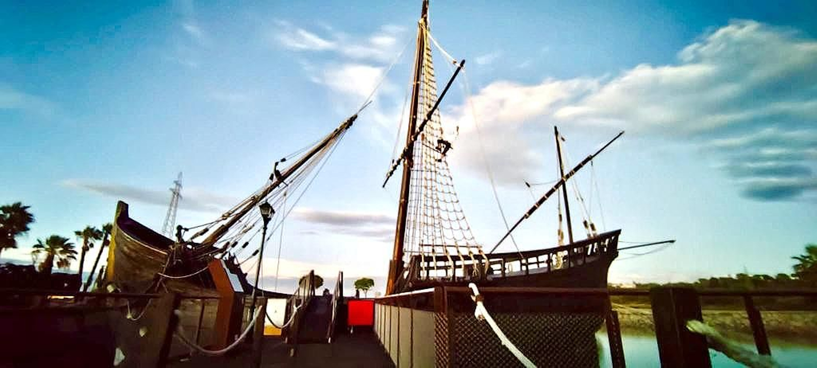 Una de las naves del Muelle de las Carabelas.