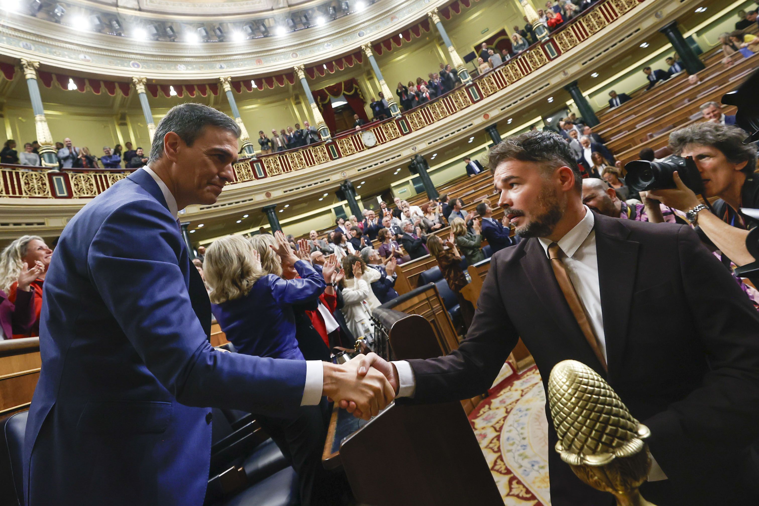 Sánchez saluda a Rufián.