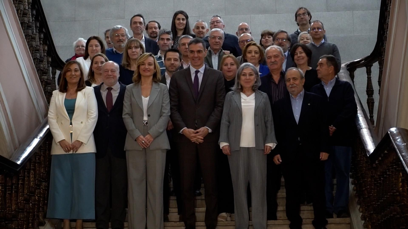 El Consejo Escolar aprueba su propuesta para prohibir los móviles tras reunirse con Sánchez y Alegría