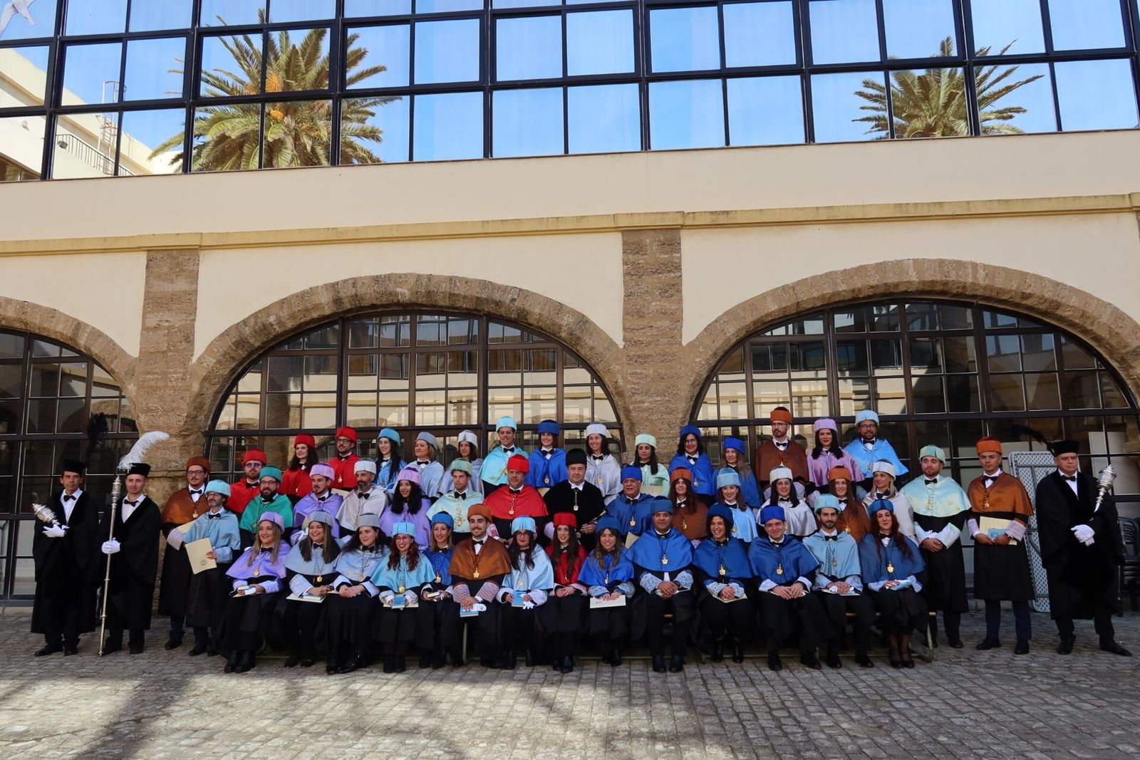 Foto de familia en el patio de la facultad gaditana.