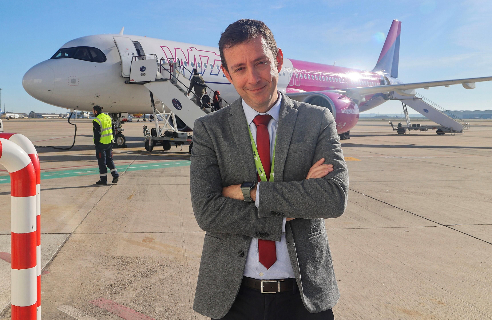 Millanes junto a un avión de la húngara Wizzair, una de las compañias que más están creciendo.