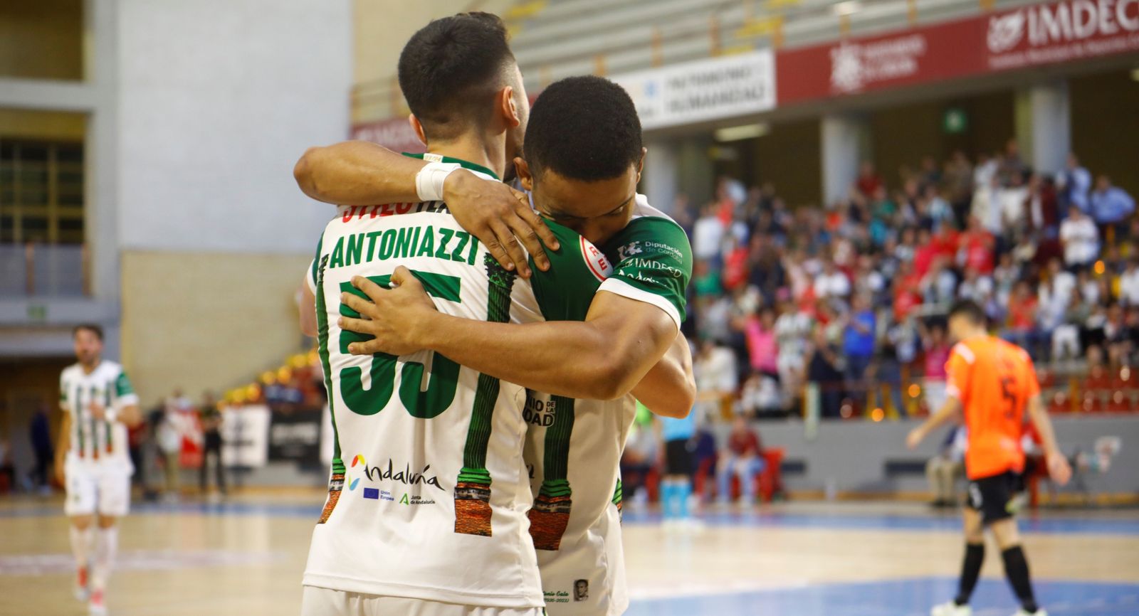 Antoniazzi y Muhammad celebran un gol del Córdoba Futsal en Vista Alegre.