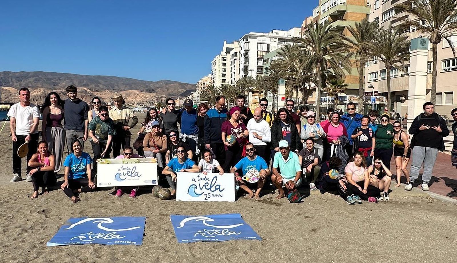 Los usuarios de la asociación y los voluntarios han disfrutado de una mañana de Tenis Playa.