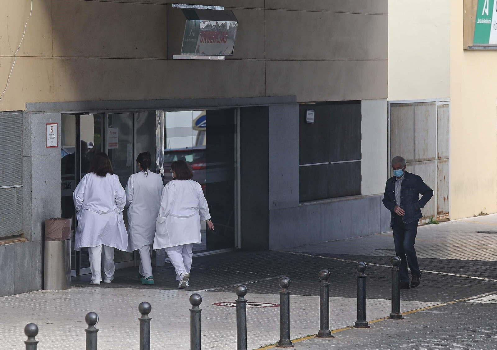 Personal  sanitario, en las Urgencias del Hospital Punta Europa de Algeciras.