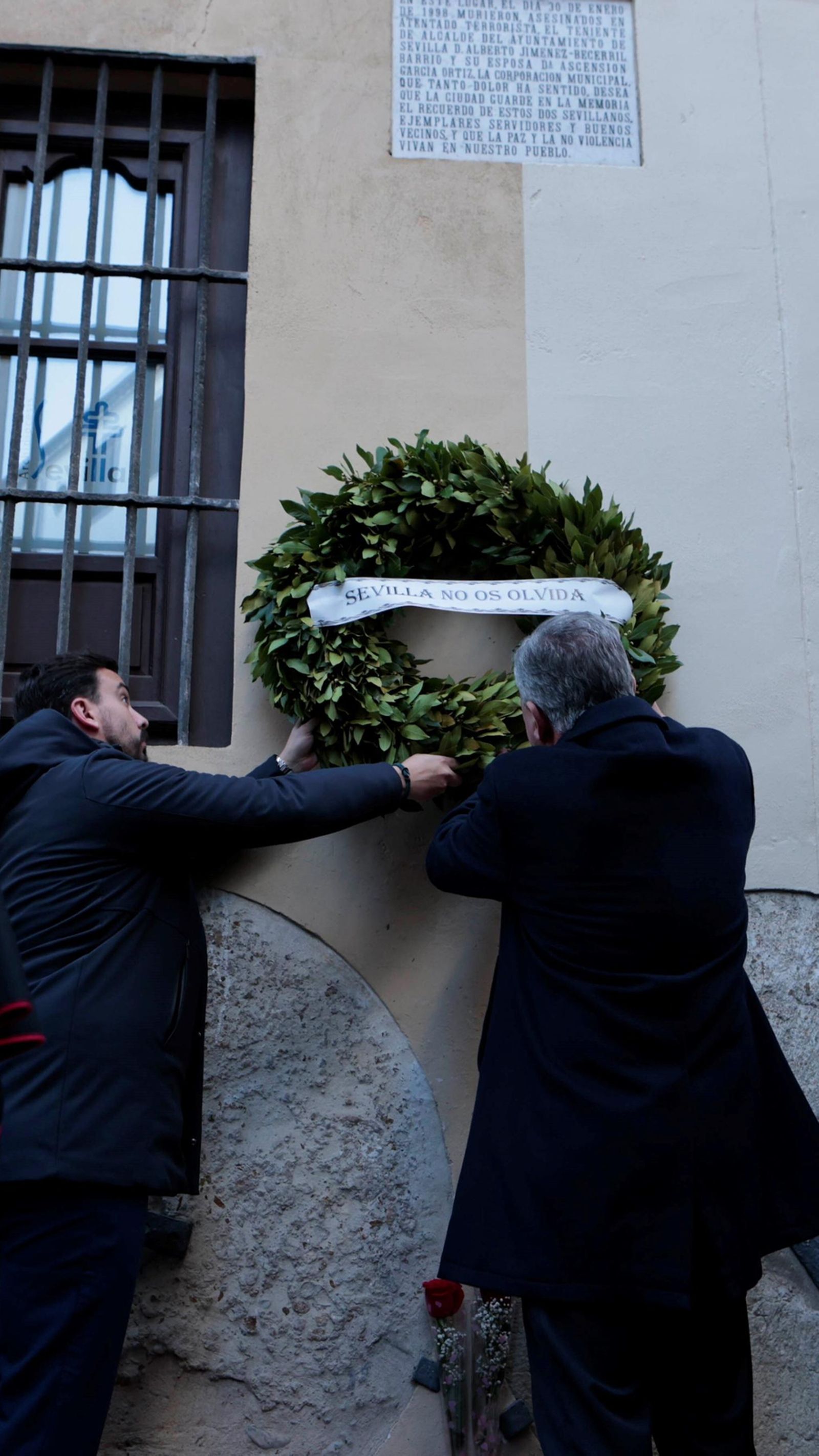 Colocación de la corona de laurel en homenaje a Alberto y Ascen.