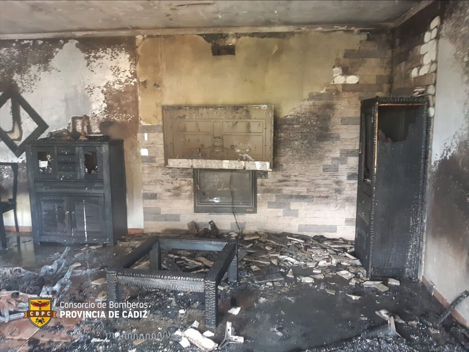 Estado en el que quedó el salón de la vivienda en Arcos.