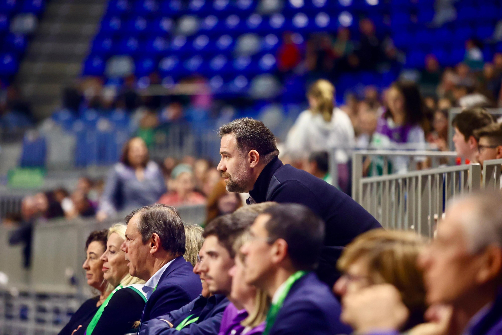 Los jugadores del primer equipo apoyaron al Unicaja Mijas