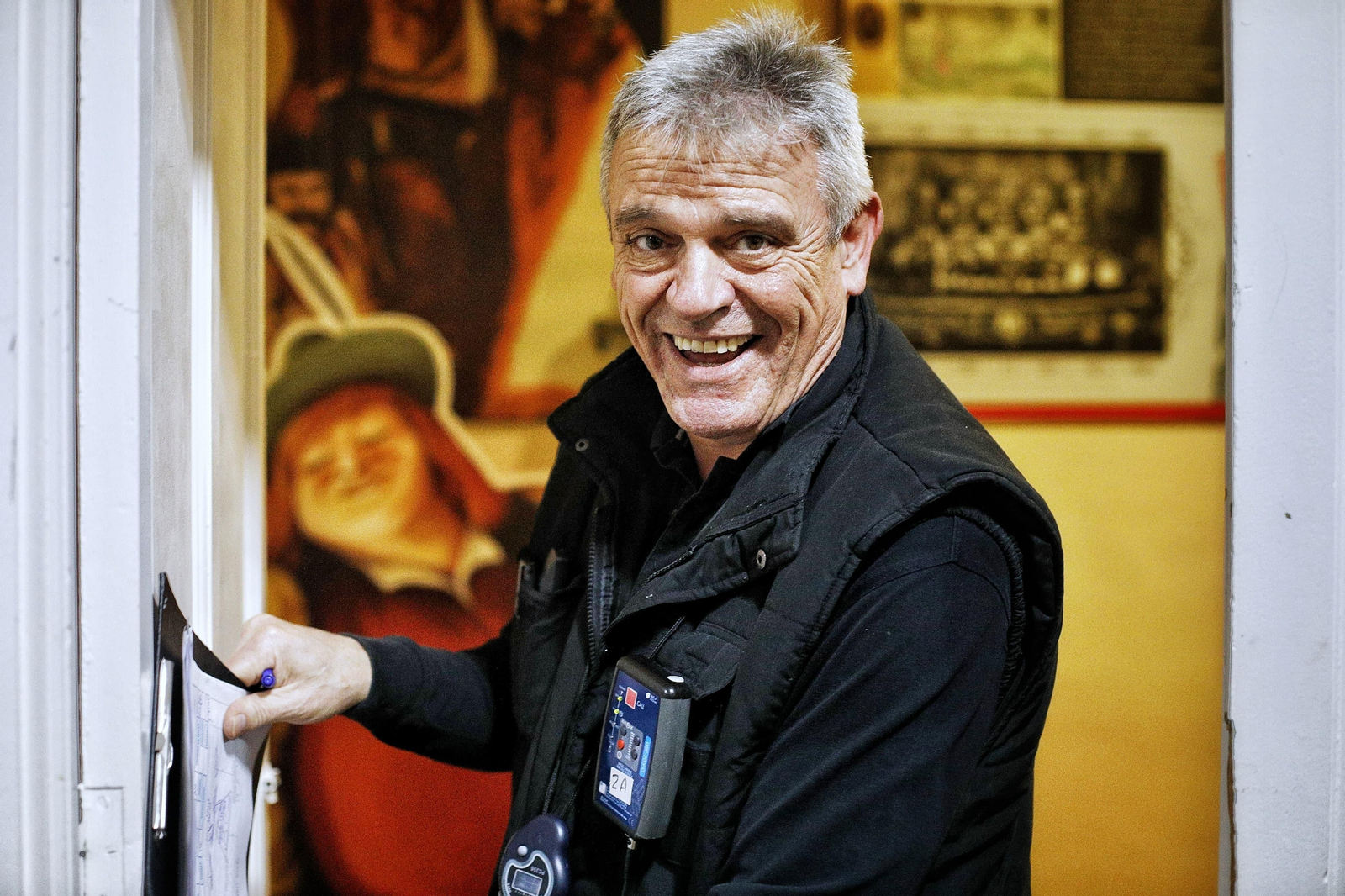 Miguel Ángel Fuertes entra en uno de los camerinos del Teatro Falla.