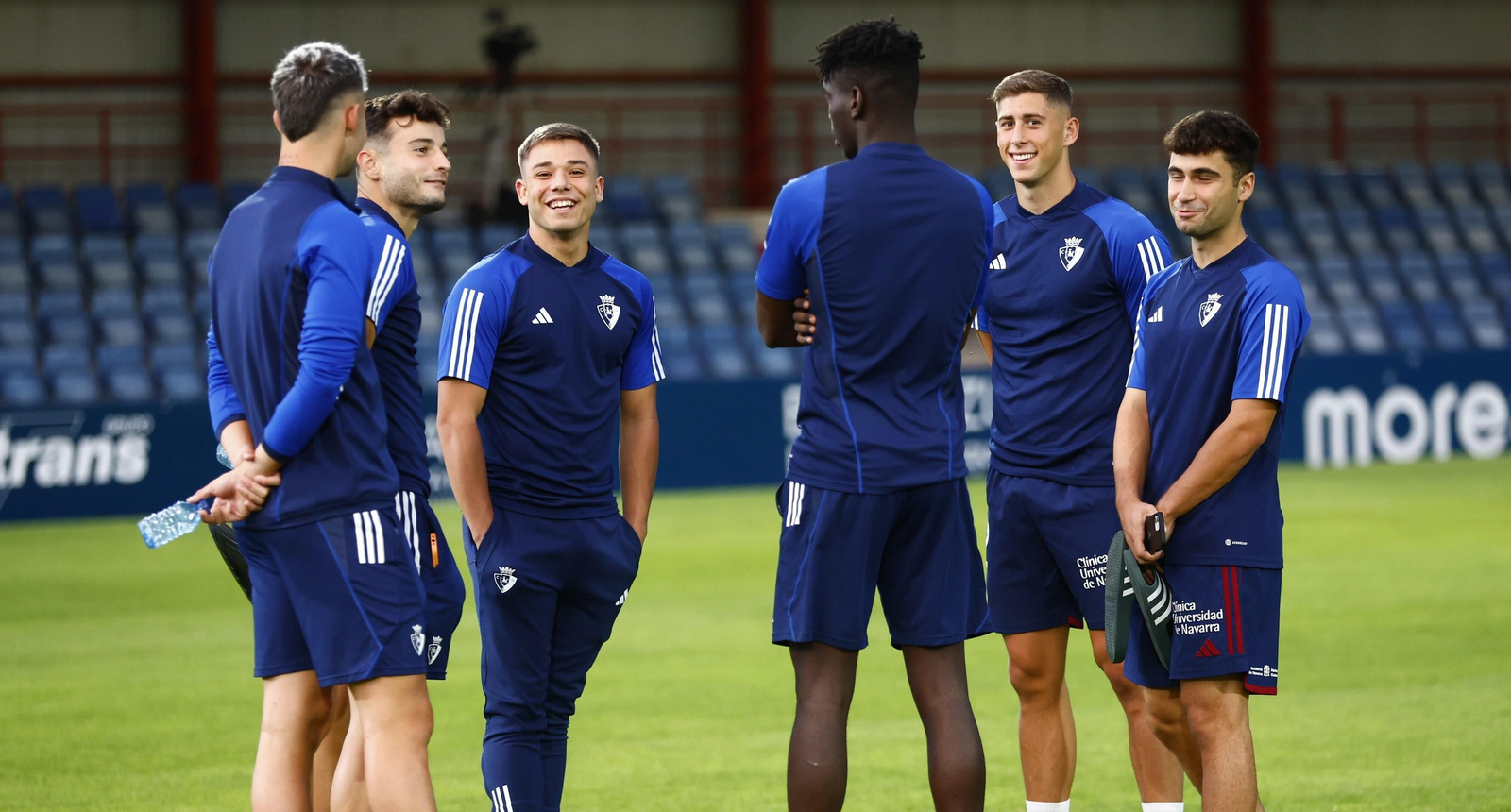 Álvaro Leiva, tercero por la izquierda, en la previa de un partido de Osasuna Promesas.