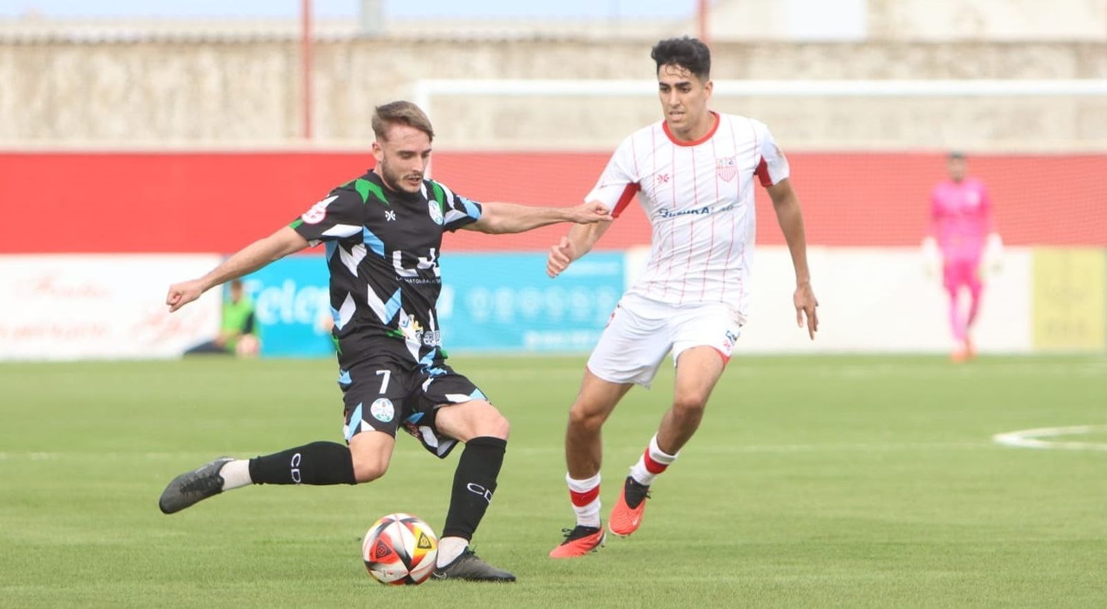 Manu Molina es presionado por un jugador de La Palma.