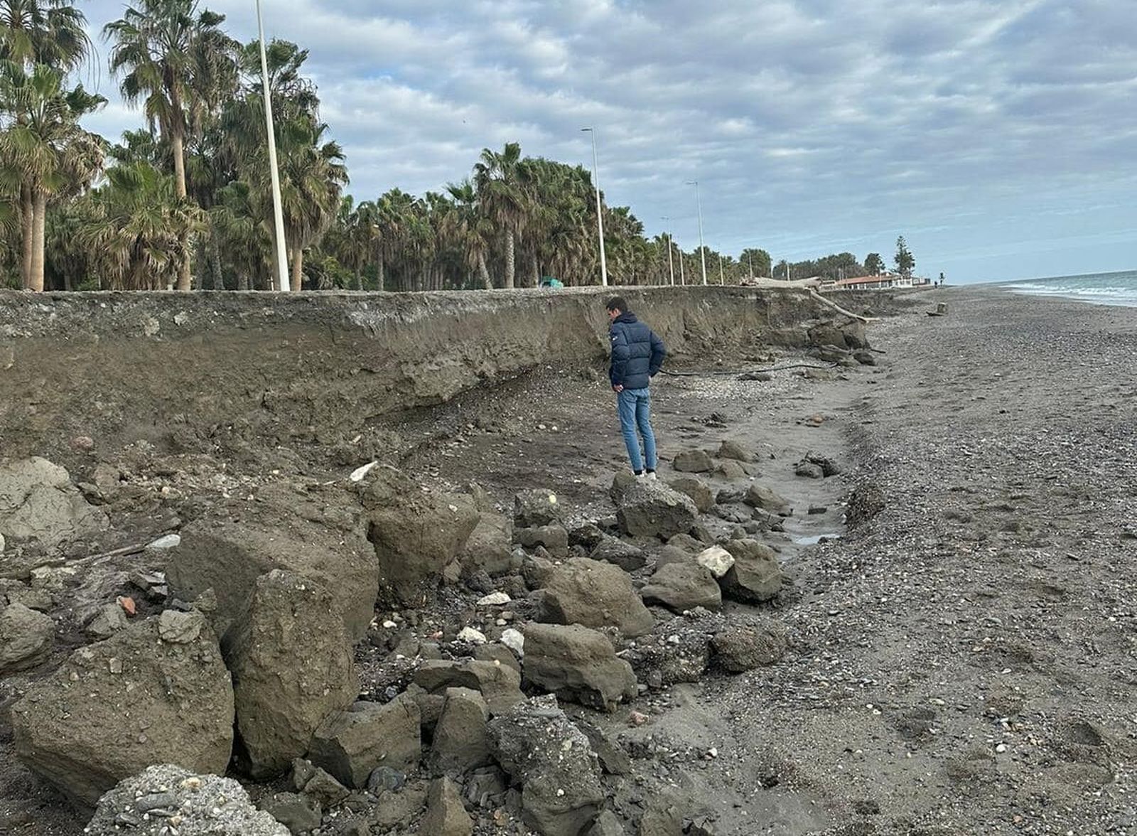 El escalón de Playa Granada reaparece tras el temporal y los empresarios reclaman los espigones