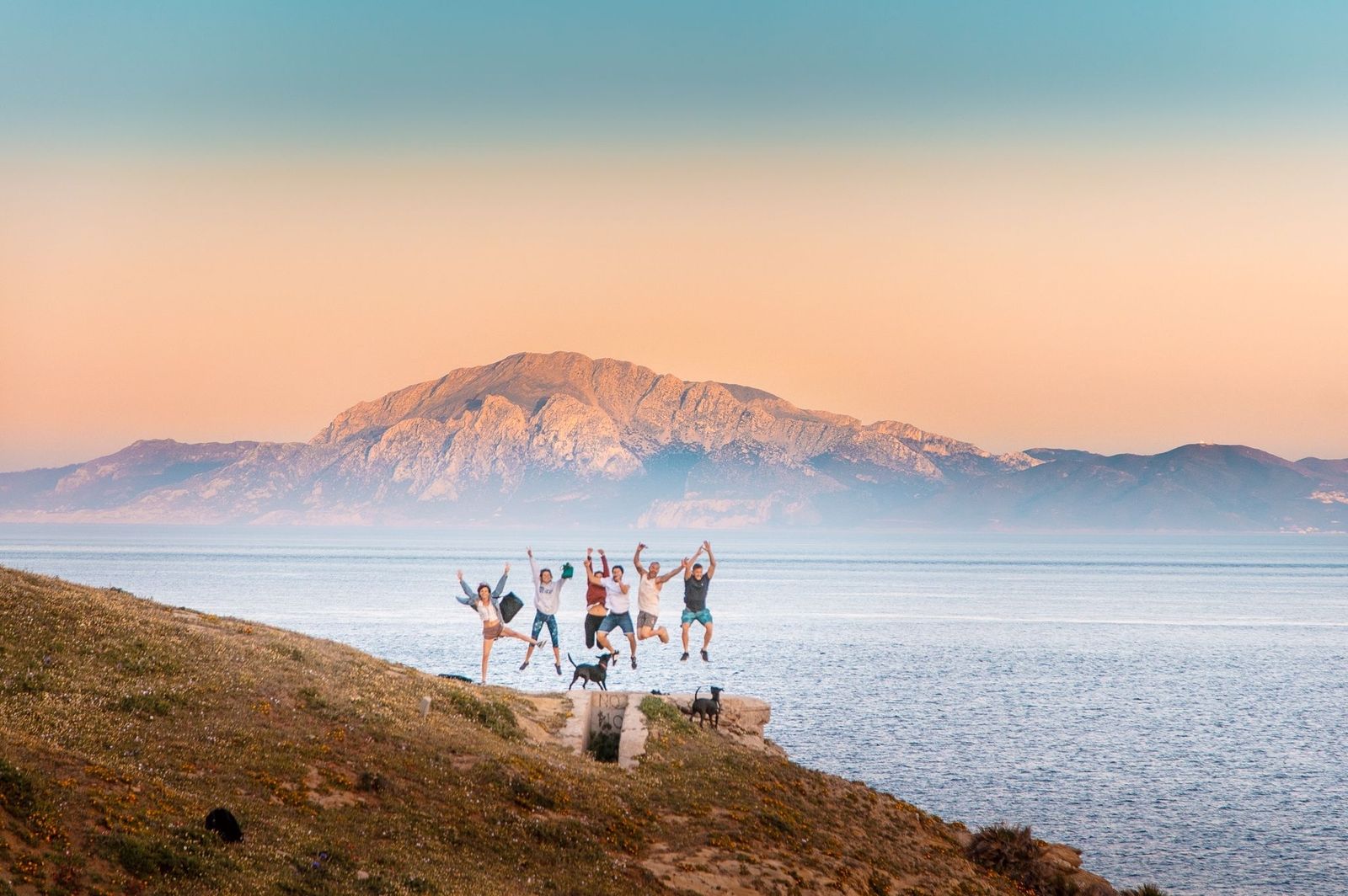 Tarifa es una ciudad en la que confluyen elementos atractivos para el viajero.