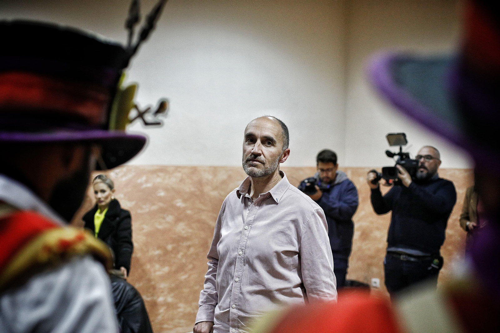 Fran Quintana con su comparsa en camerinos antes del debut.