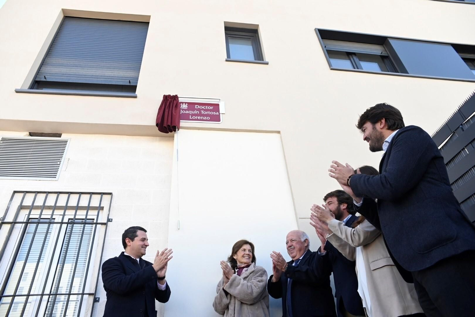 La rotulación de la calle Doctor Joaquín Tortosa Lorenzo de Córdoba, en imágenes