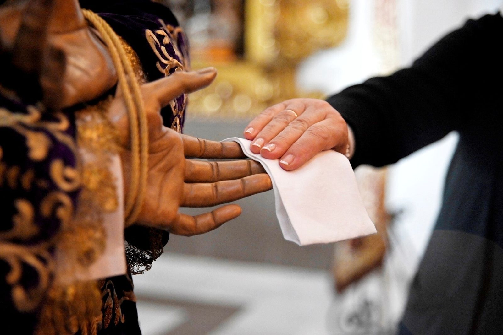 El besamanos del Cristo del Perdón de Córdoba, en imágenes