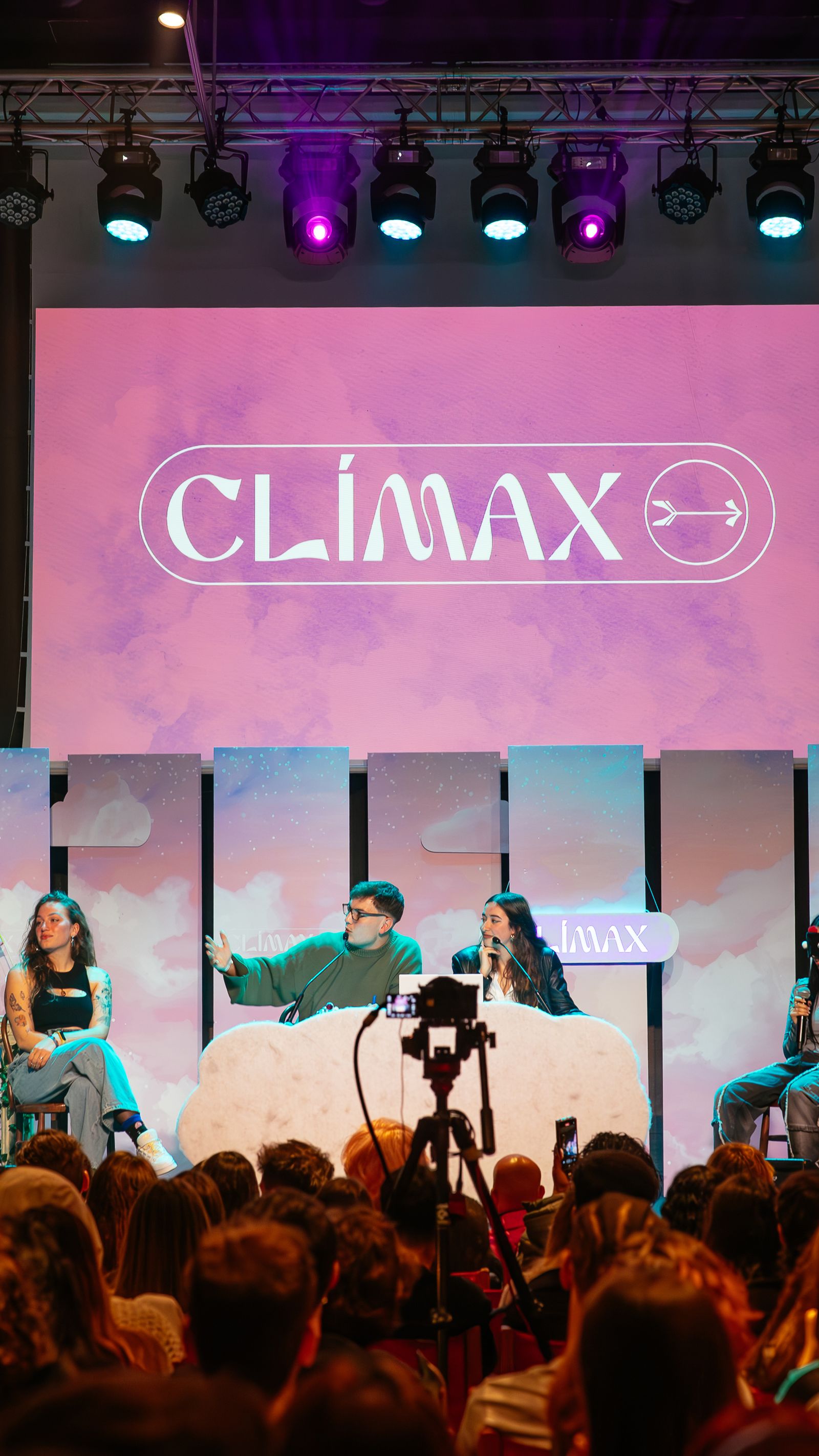 Carla Flila conociendo a sus pretendientes en Clímax, el dating show de 3Cat