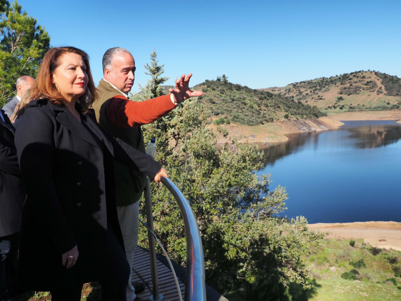 El director de explotación del sistema, José Antonio Remesal, explica a la consejera, Carmen Crespo, los detalles de las obras