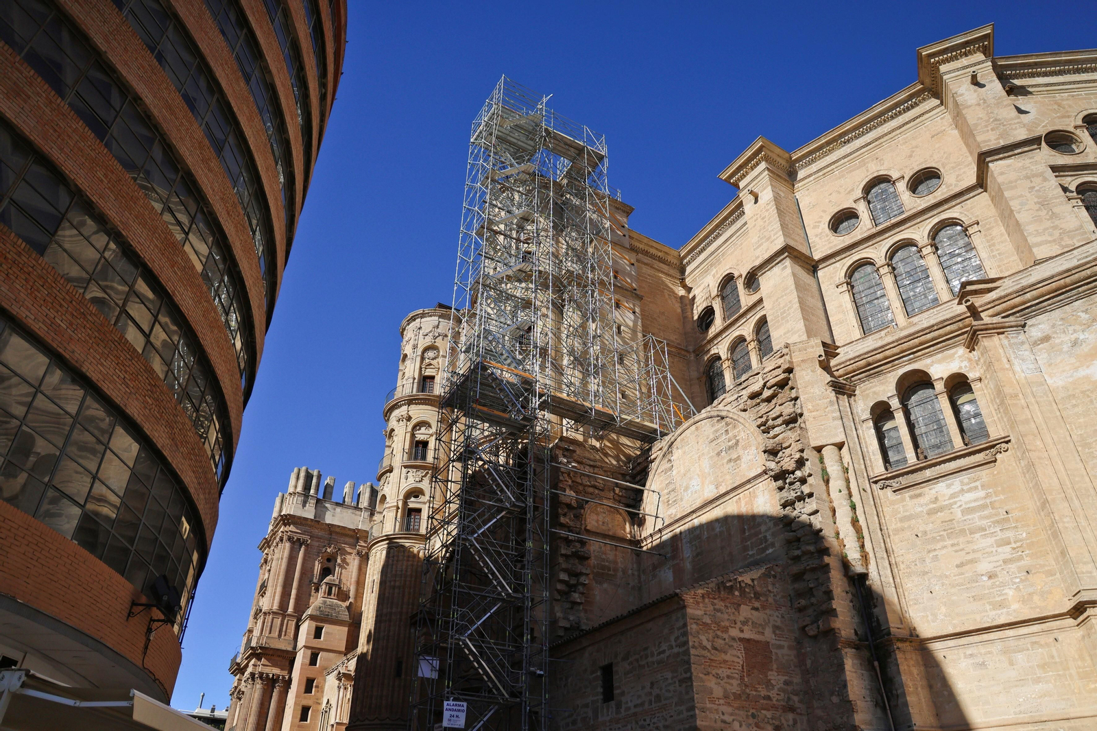 Uno de los andamios que ya están colocados en la Catedral de Málaga.