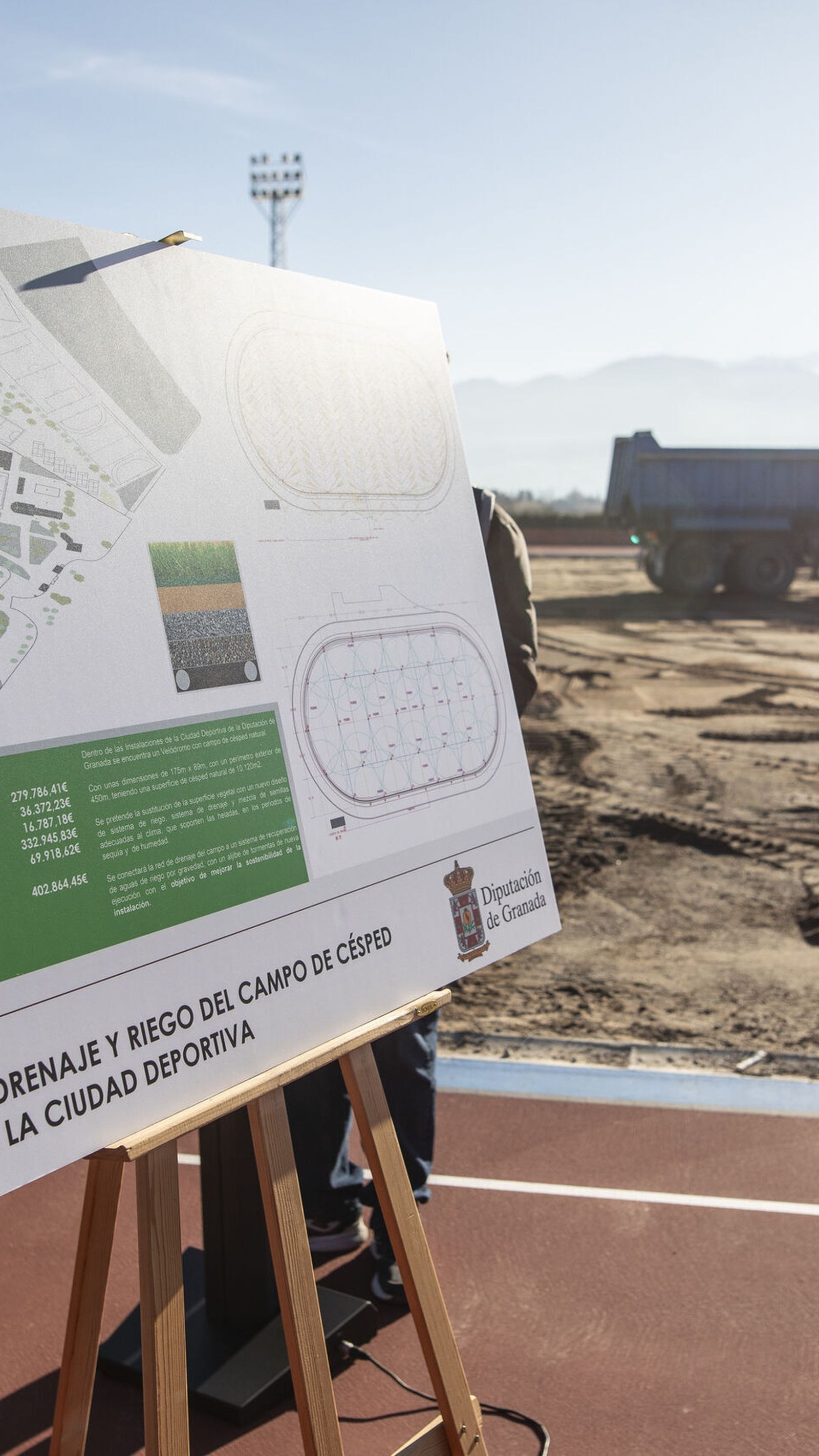 Los camiones y operarios trabajaban desde primera hora de este lunes