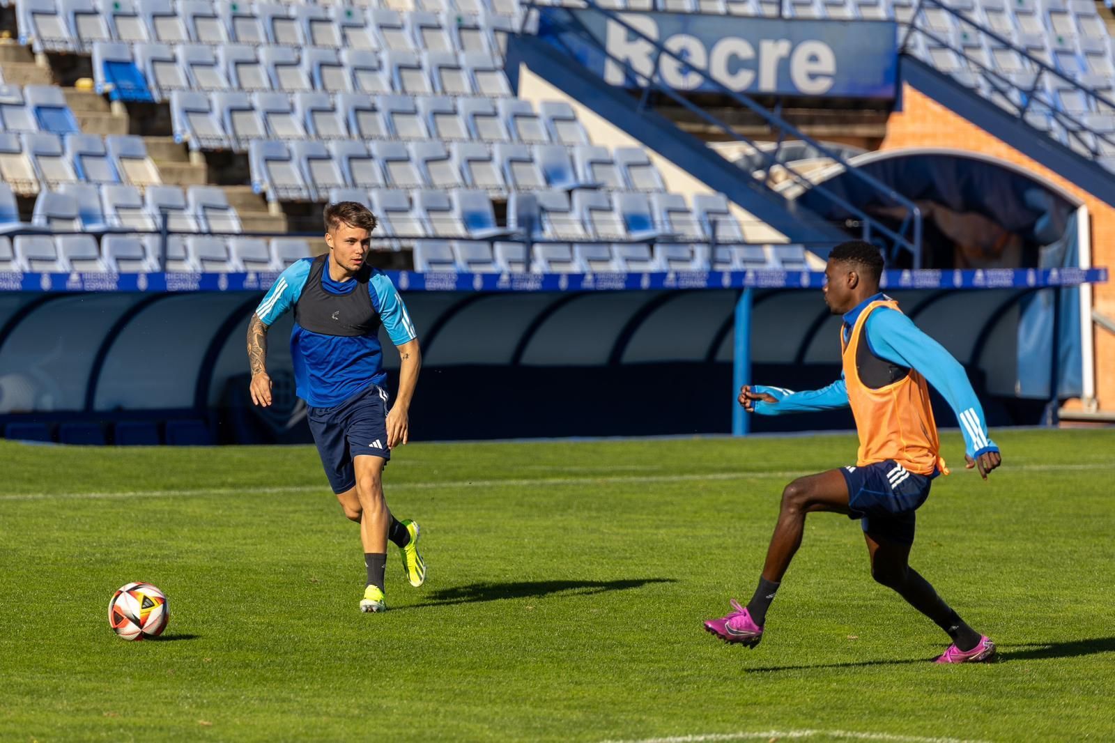 Sergio Díez, con el balón, y Rahim en el entrenamiento de este jueves en el Nuevo Colombino.