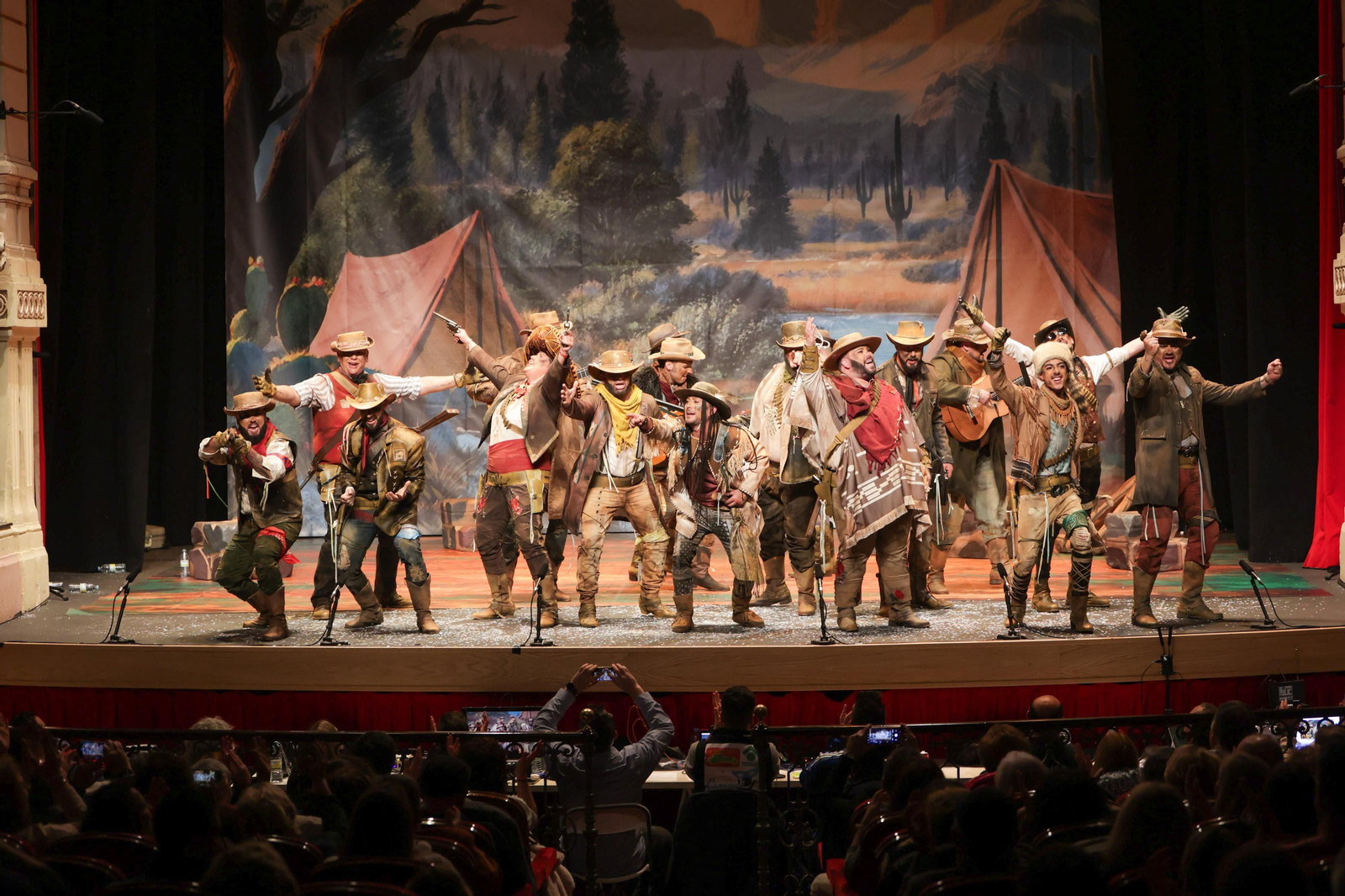 Imágenes de la actuación de la comparsa de Huelva "Los Renegaos" en el Carnaval Colombino