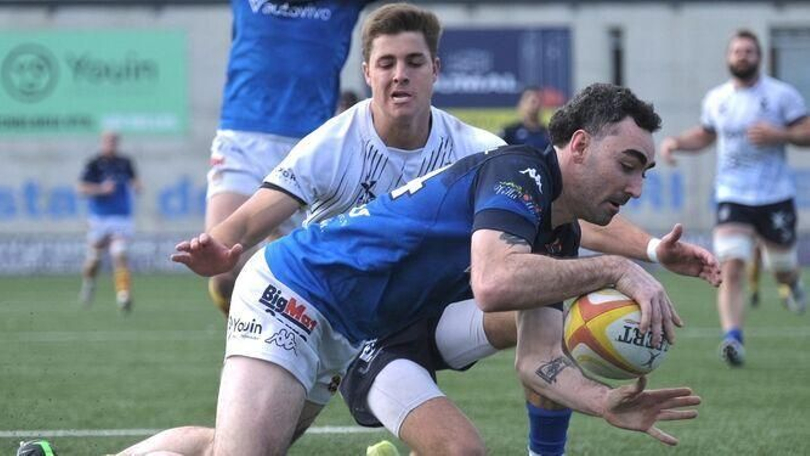 El local Pichot posa ante Jaime Camarero en la única marca de la Santboiana en una acción de contra tras una pérdida científica.