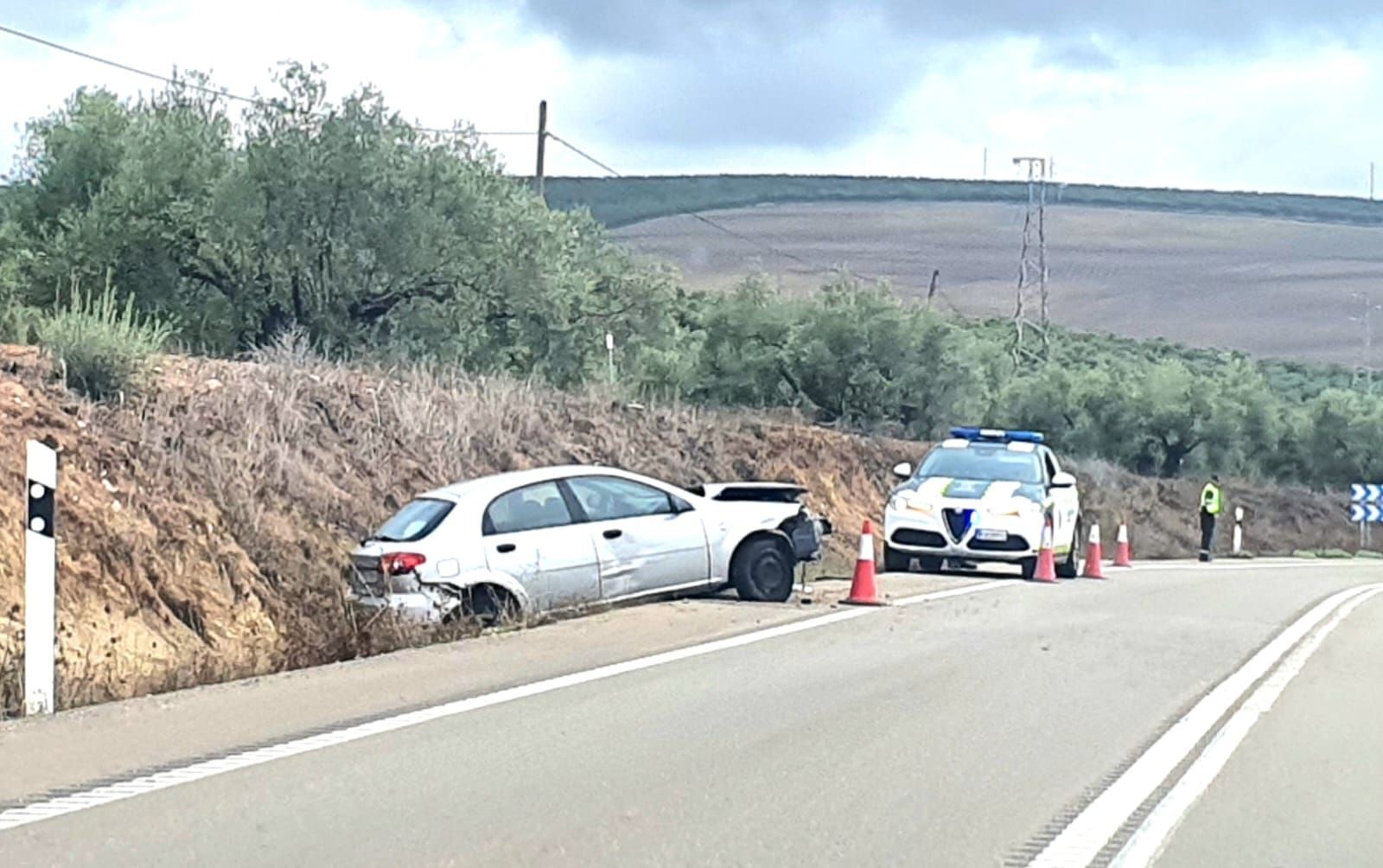 Coche accidentado en la A-318 entre Puente Genil y Lucena.
