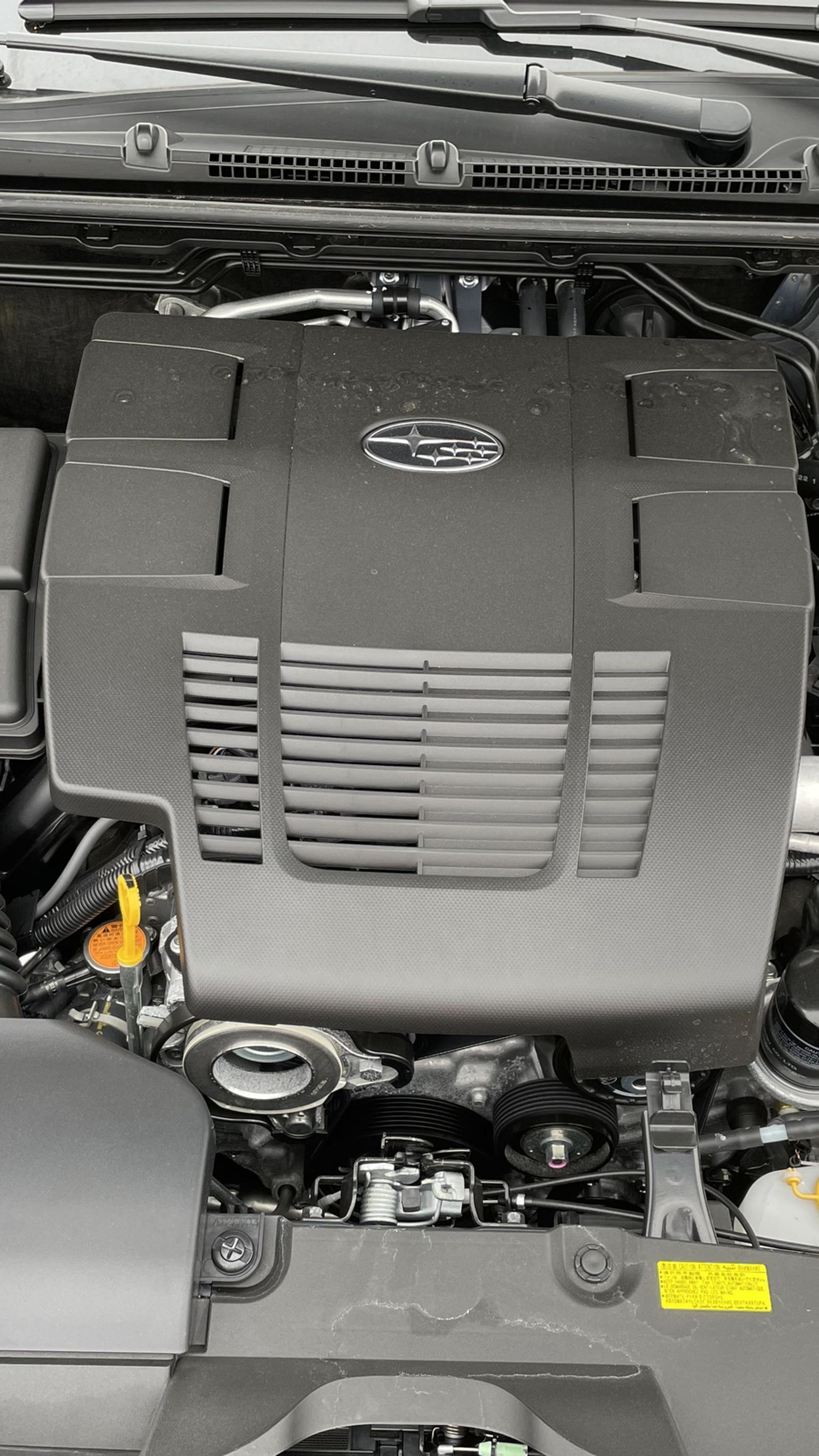 Subaru sigue caracterizándose por utilizar una disposición de cilindros en desuso, los cuatro cilindros horizonales opuestos dos a dos, a la que saca buen provecho en términos de comportamiento dinámico gracias a su aportación de un centro de gravedad bajo.