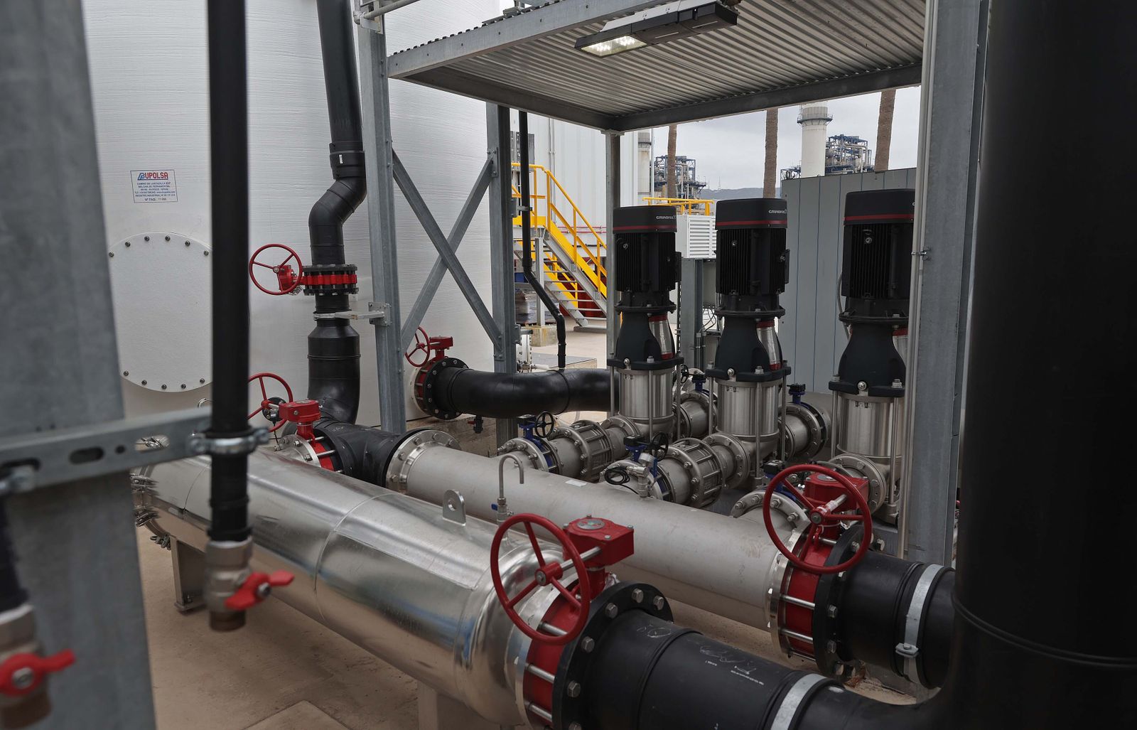 Imágenes de la inauguración de la nueva planta de reutilización de agua de Cepsa