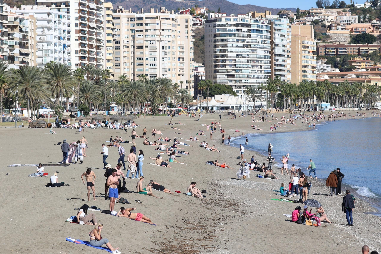 Imagen este jueves de una playa de Málaga, con numerosos bañistas
