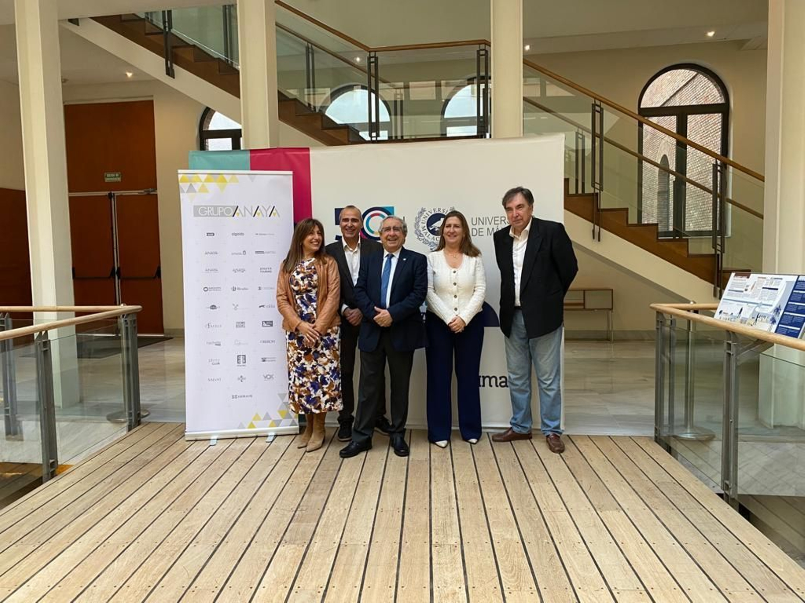 El rector junto a representantes del Grupo Anaya y de la UMA en la firma del convenio.