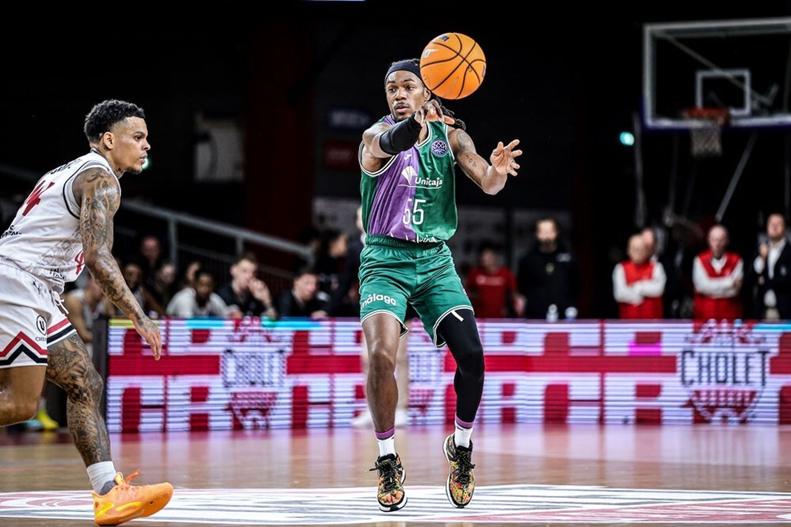 Perry pasa la pelota