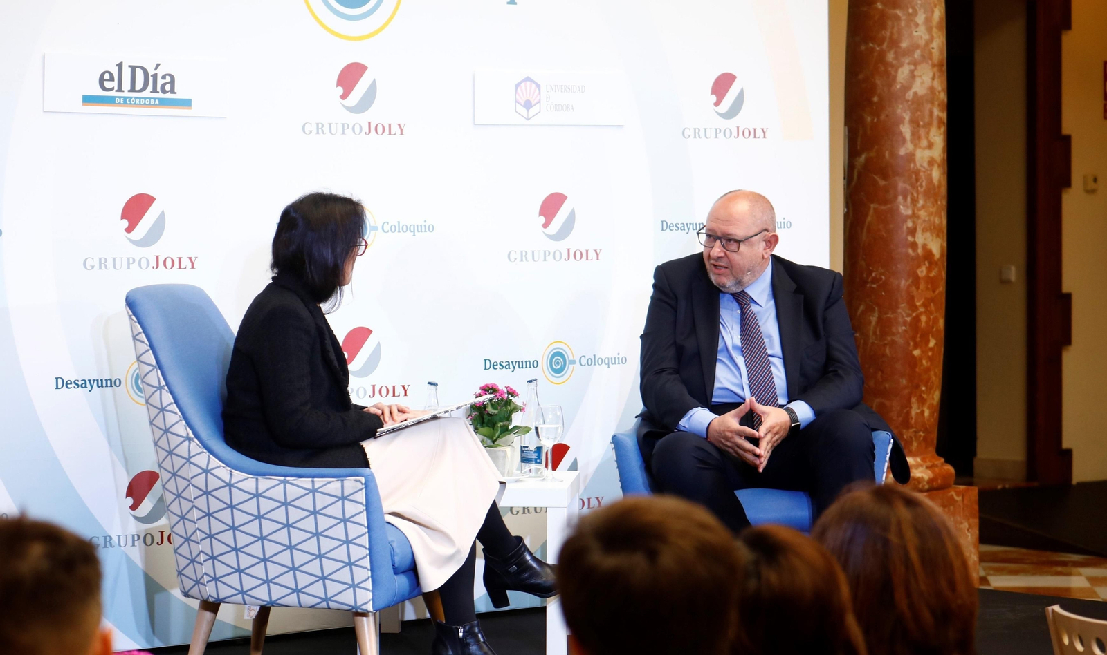 El rector de la Universidad de Córdoba, Manuel Torralbo, responde a la directora de 'El Día', Raquel Montenegro, durante el desayuno coloquio.