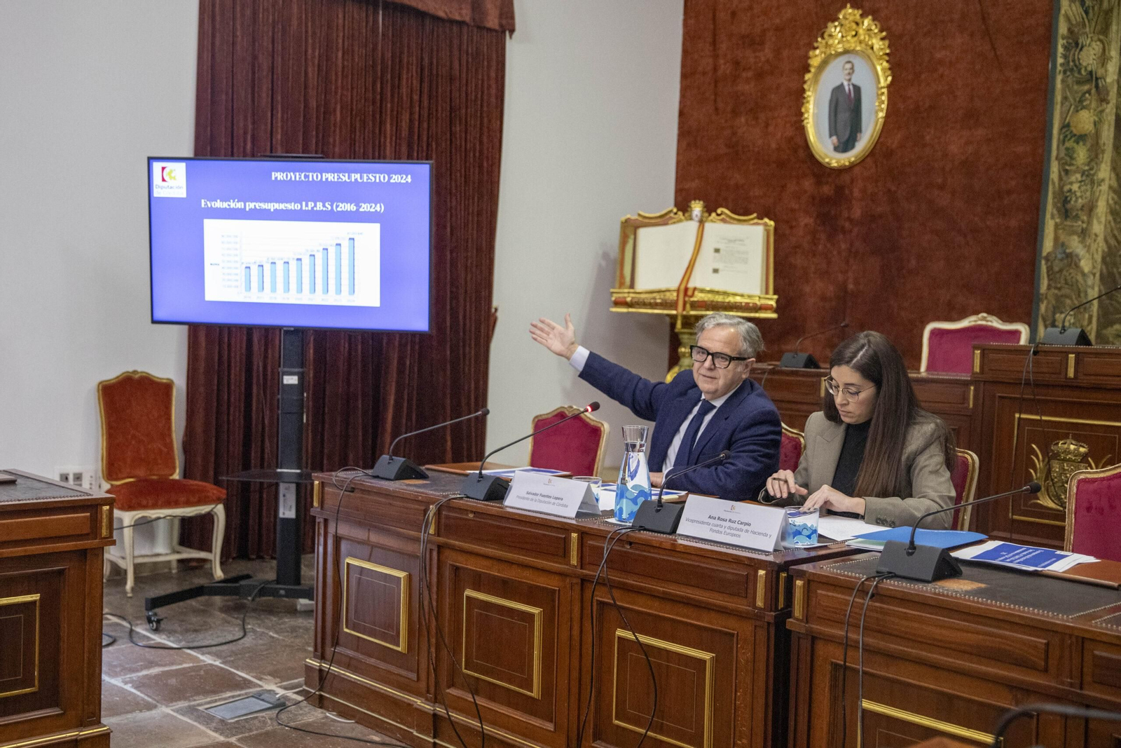 Salvador Fuentes y Ana Rosa Ruz en la presentación de las cuentas provinciales de 2024.