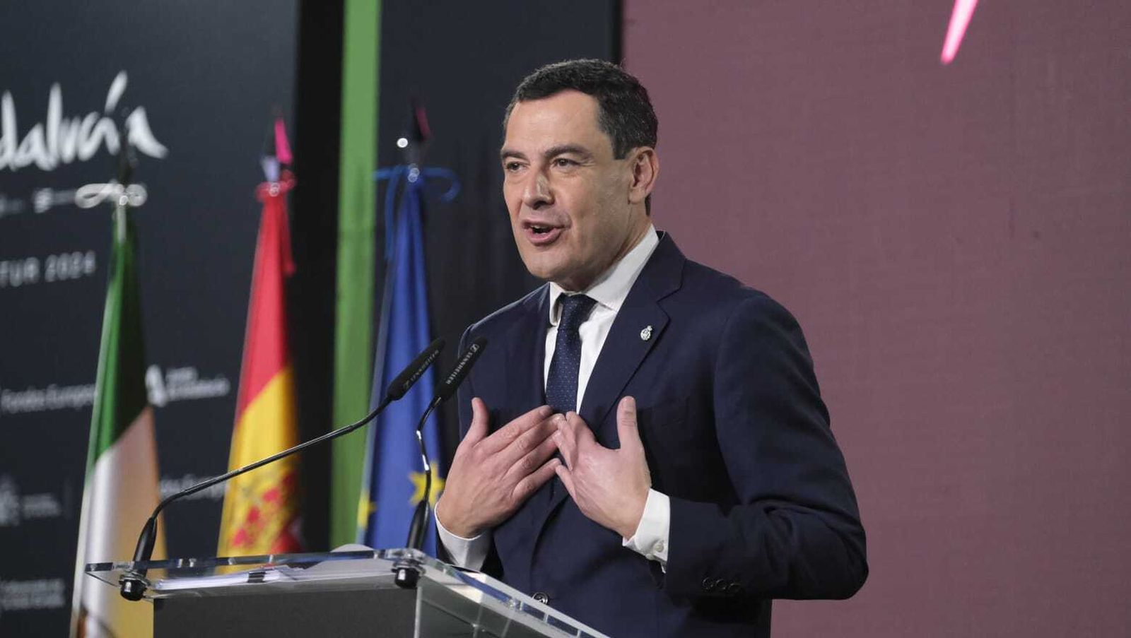 Juanma Moreno comparece ante los medios de comunicación en FITUR.