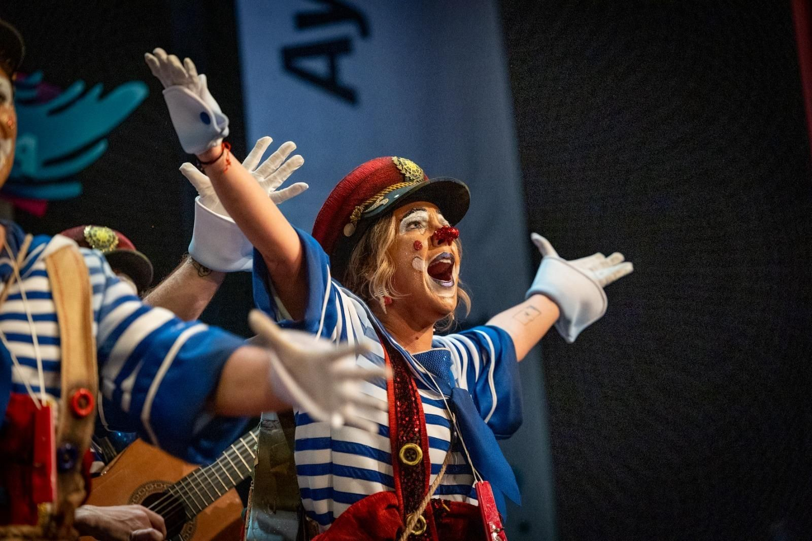 Alicia Trinidad abre los brazos en un momento de la actuación de 'Y seguimos cantando'.