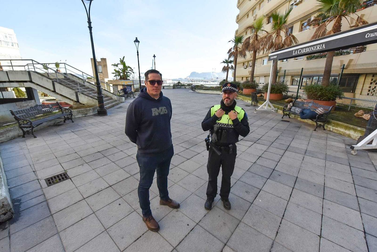 Gabriel Marín y José María de Hoyos en la plaza Virgen de las Lágrimas, donde hace un año detuvieron a Yassine Kanjaa.