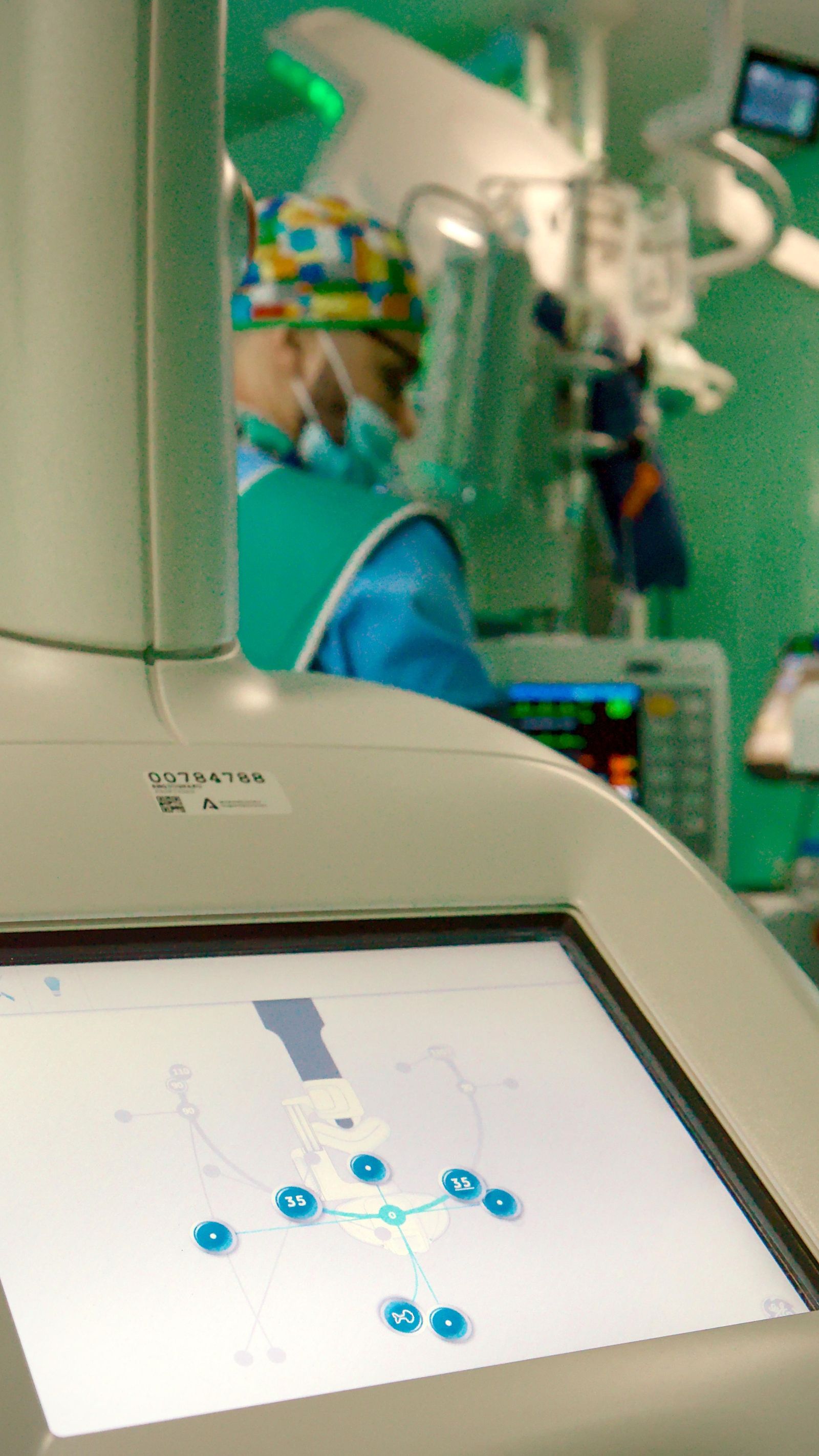 Monitor que indica los puntos de movimiento del dispositivo en quirófano.